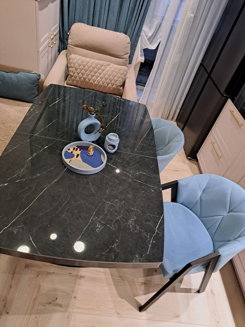 Обеденная зона в кухне-гостиной