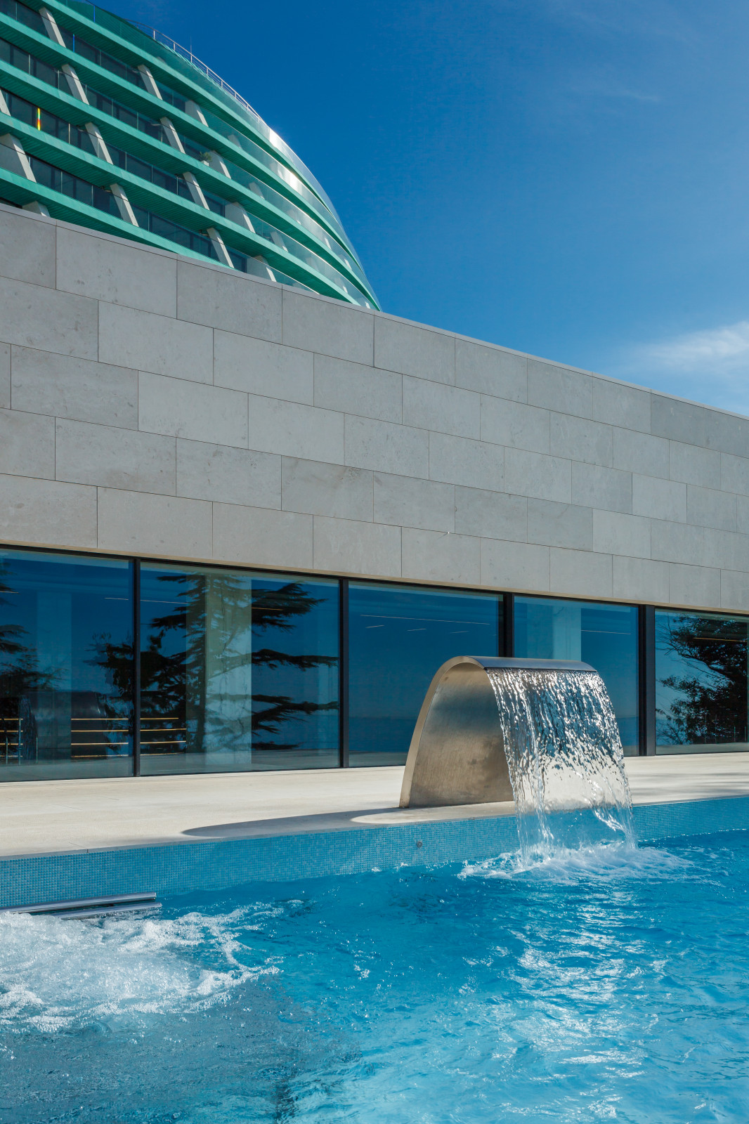 Открытый бассейн infinity в REEF RESIDENCE.