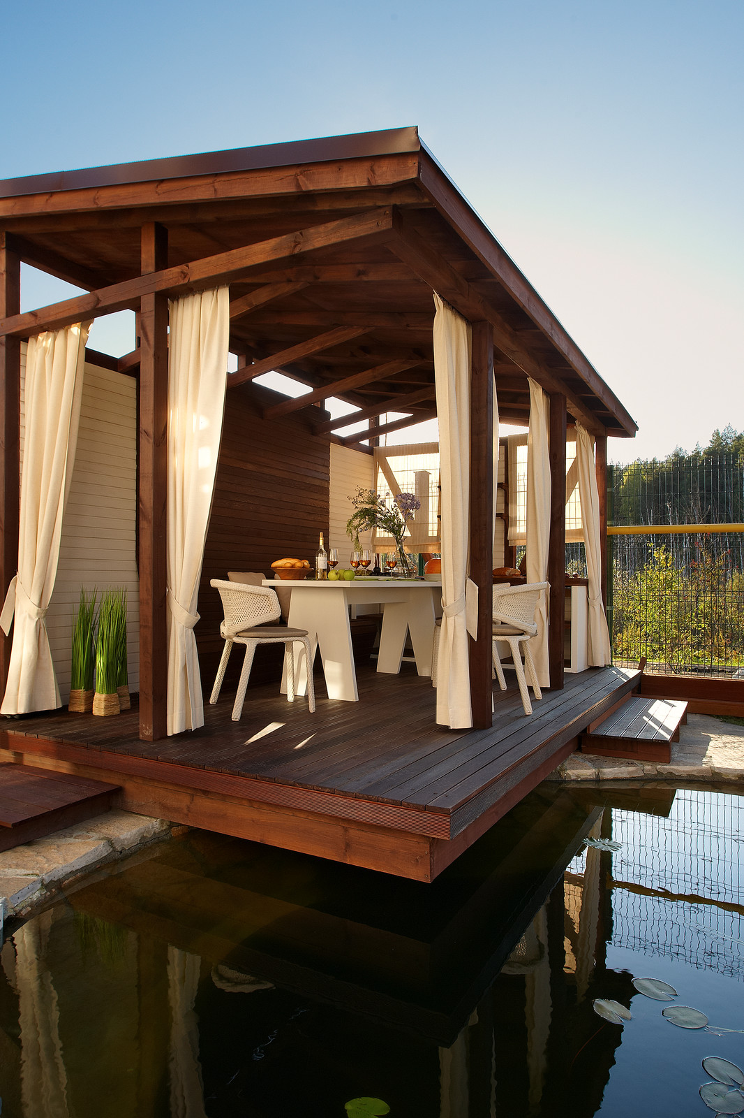 Беседка над прудом