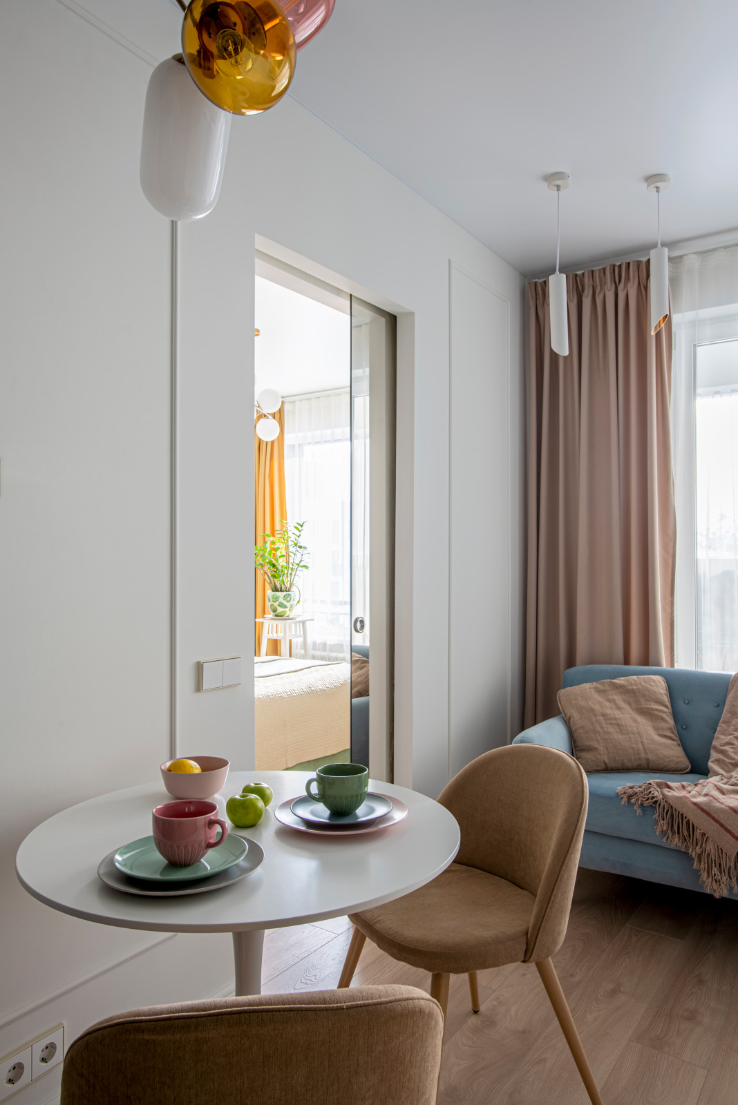 Квартира с акцентами и зеркальной дверью