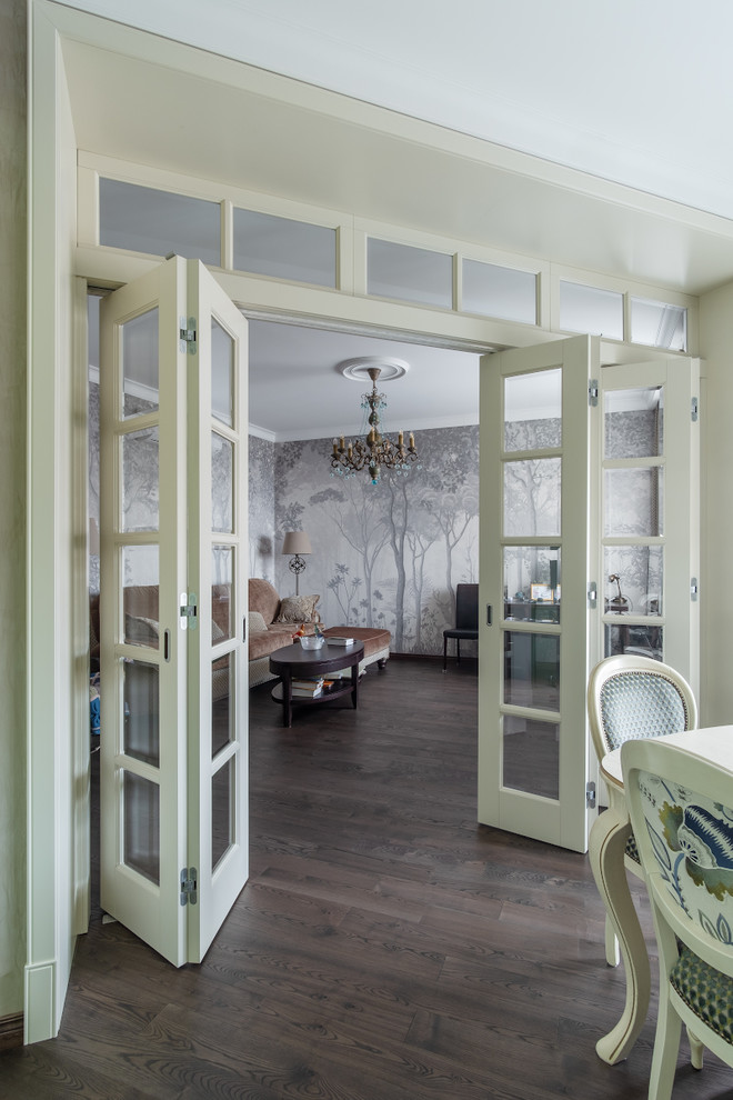 Интерьер с дверью-книжкой