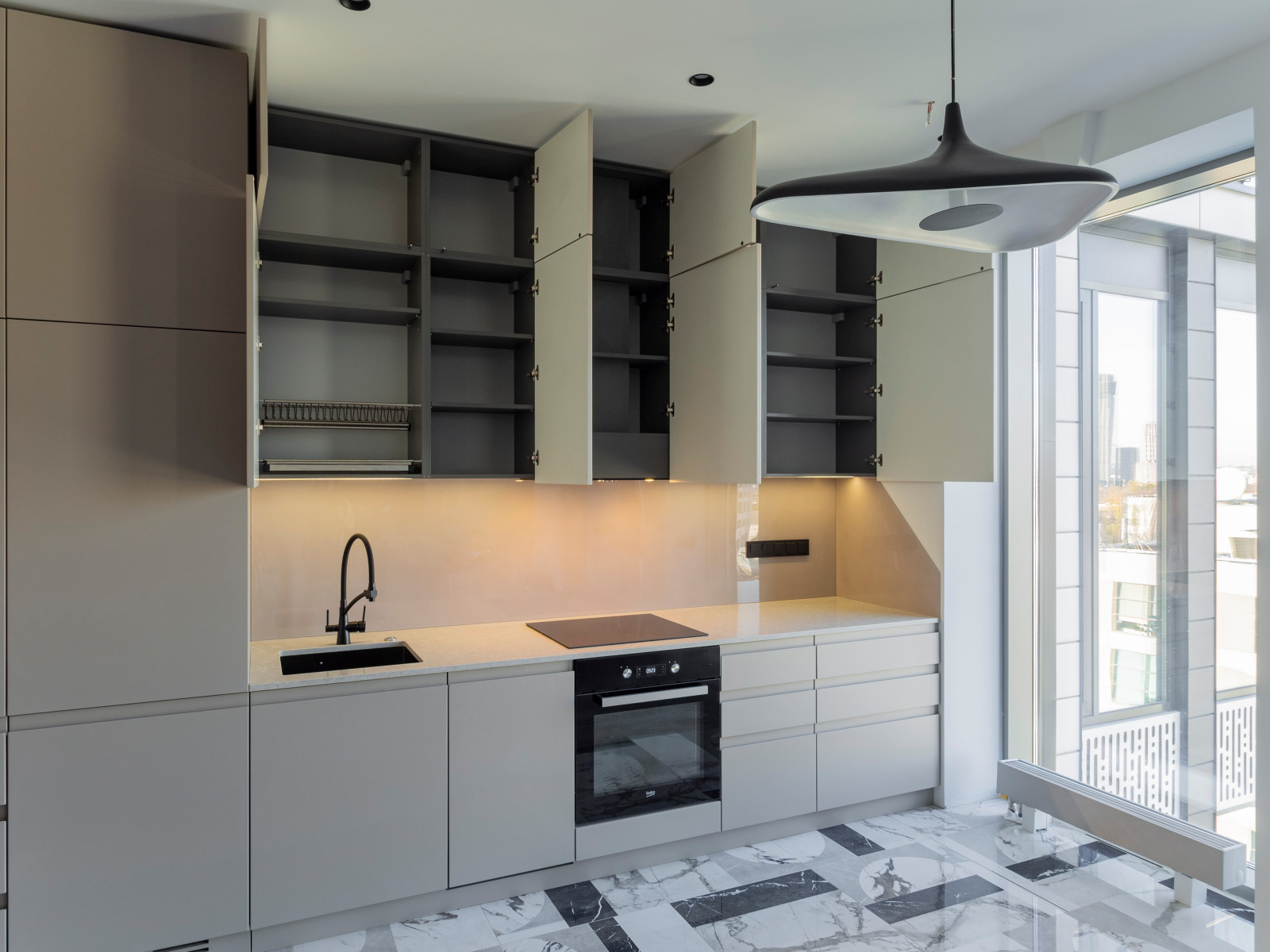 Большая стильная кухня в неоклассическом стиле в светлых тонах