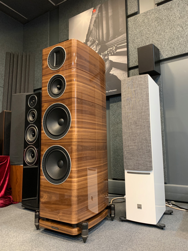 Шоу-рум домашних кинотеатров.