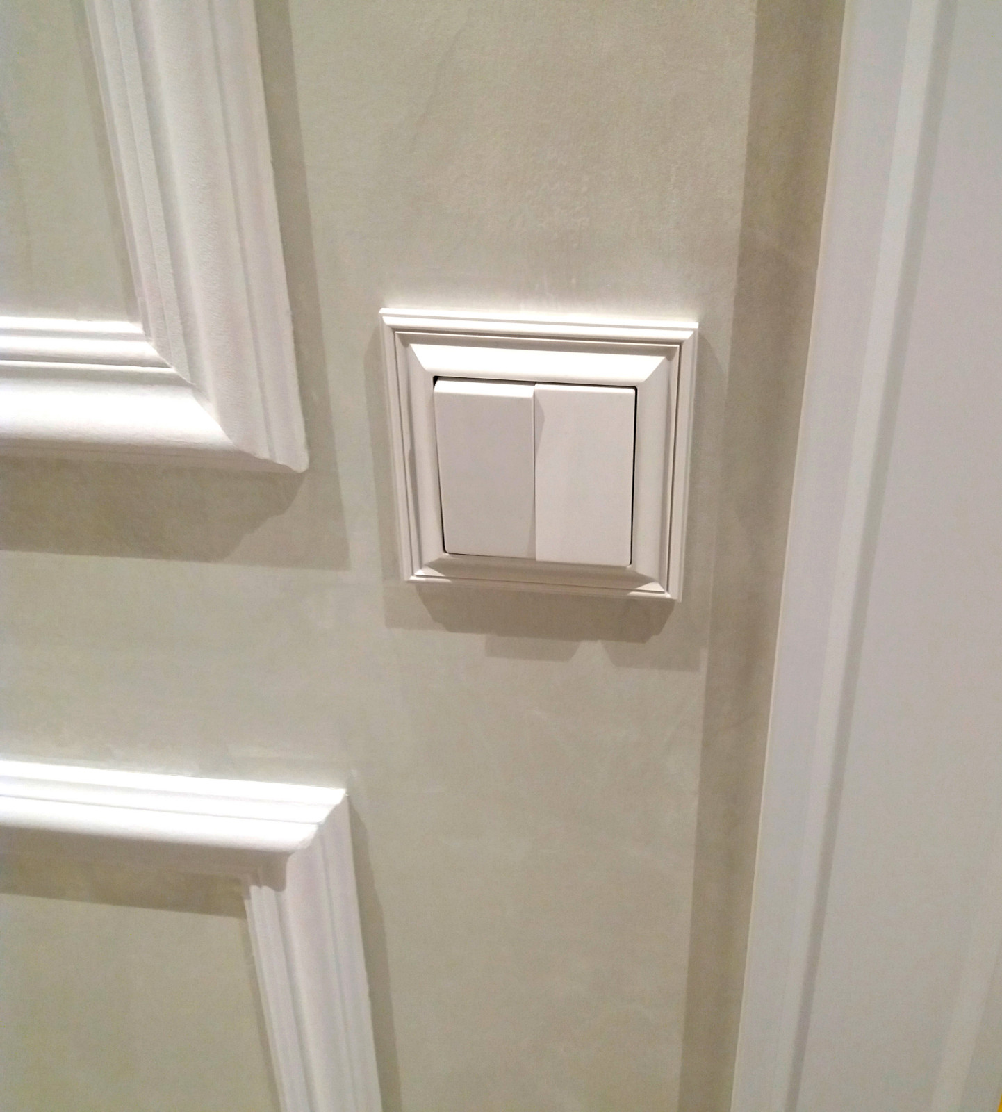 Двухкомнатная квартира в светлых тонах.