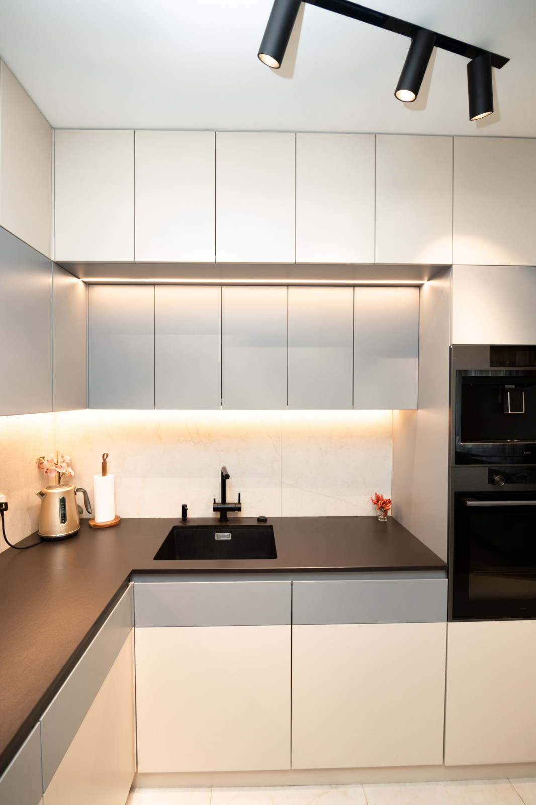 Современная кухня-гостиная с необычной барной стойкой и ТВ-зоной