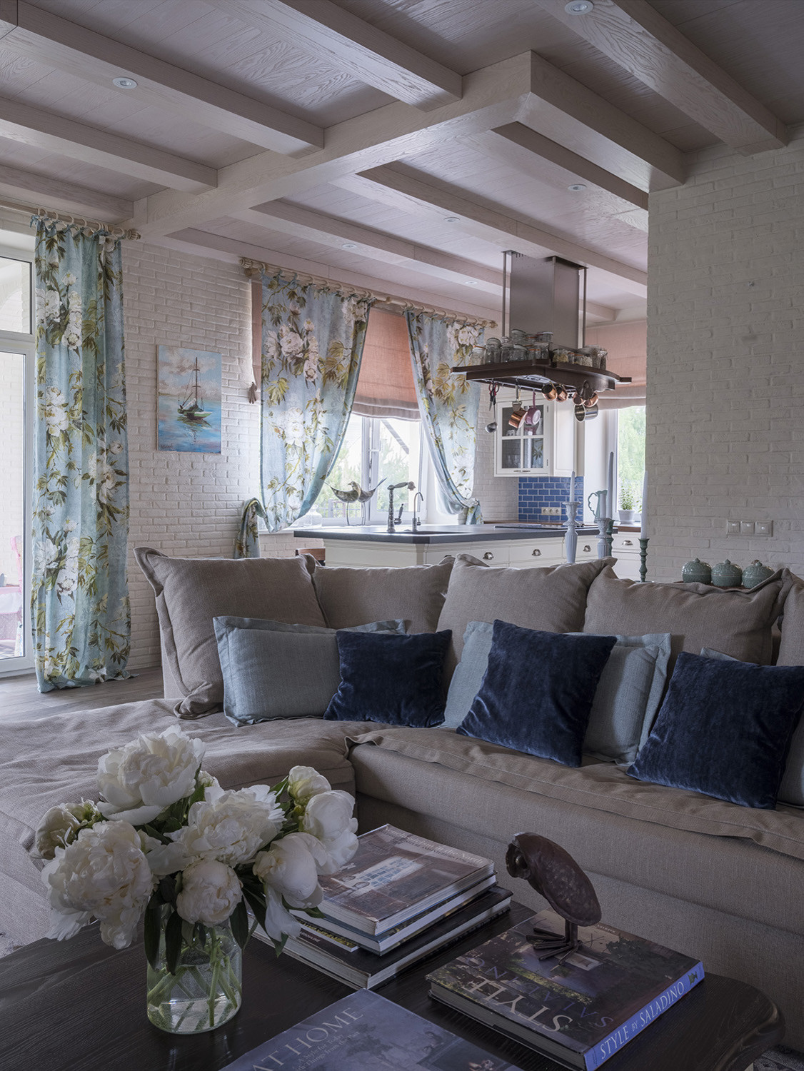 Светлый загородный дом. Дизайнер: Елена Румянцева