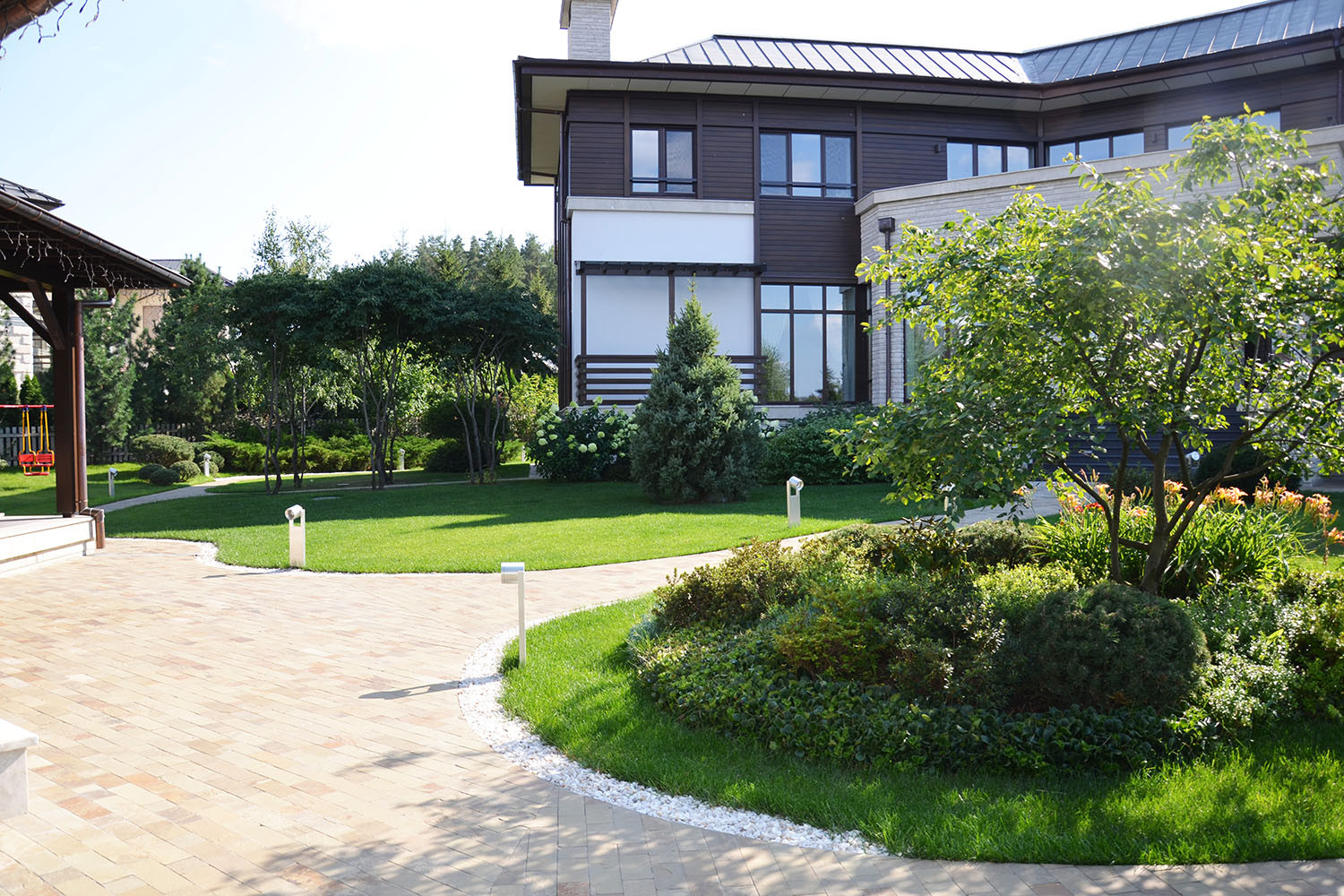 Современный сад в КП "Бенелюкс" вилла 1