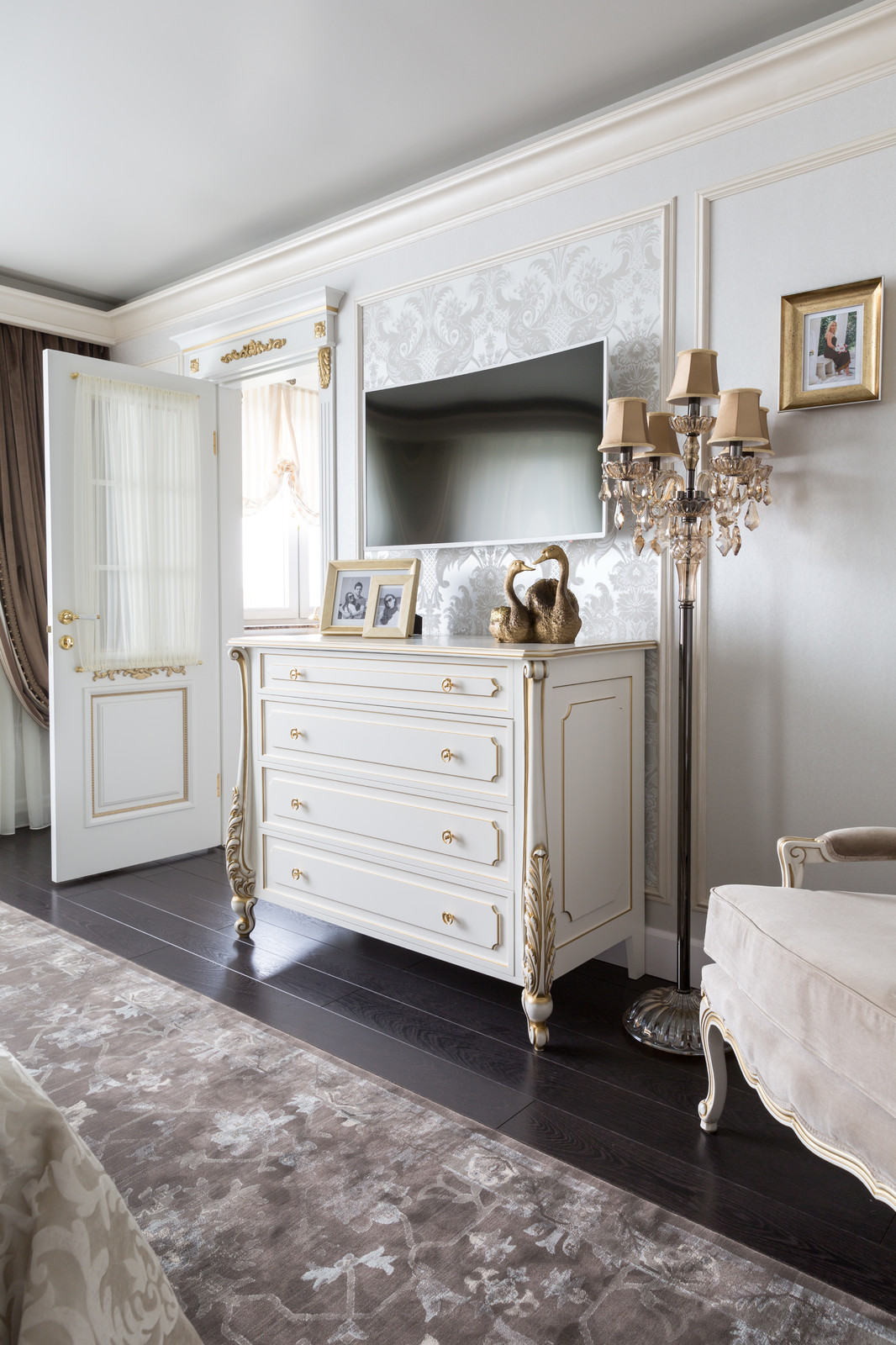 Квартира с зелёной кухней и романтичной ванной