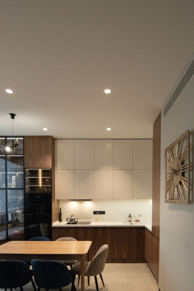 Кухня в стиле минимализм с фасадами под "темное дерево"