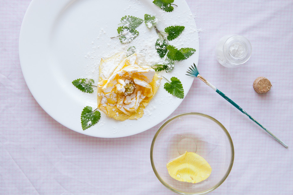 Как правильно: украсить десерт живой розой