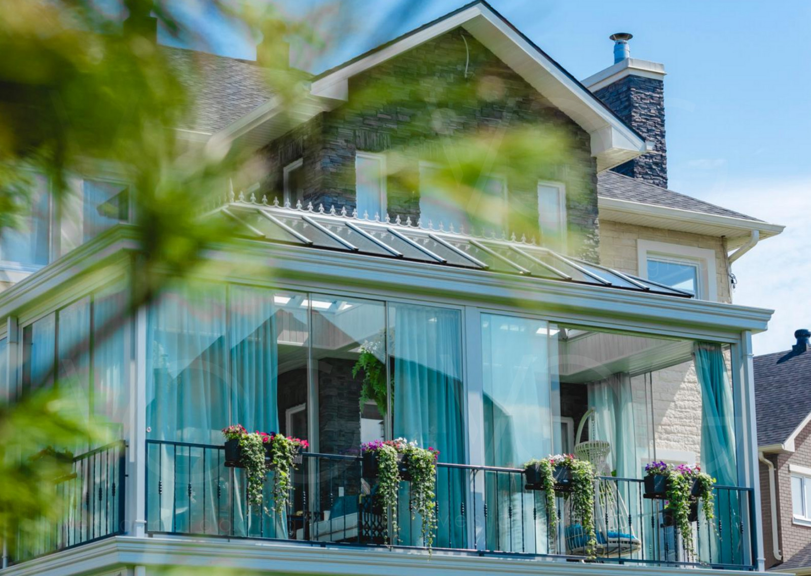 Обложка проекта: Стеклянная веранда с теплым поворотно-сдвижным и холодным безрамным остеклением