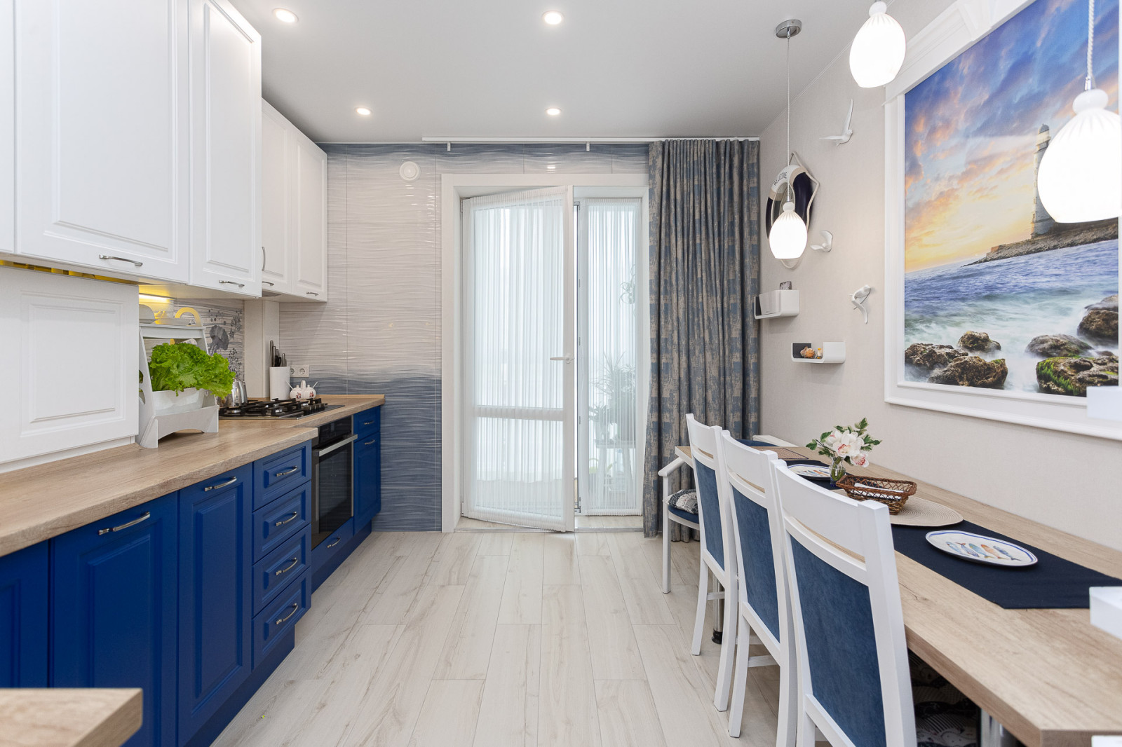 Белая кухня в стиле неоклассика