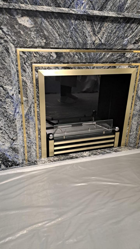 Обложка проекта: Камин с премиальной вставкой рамки из латуни и каминной вставке в нишу