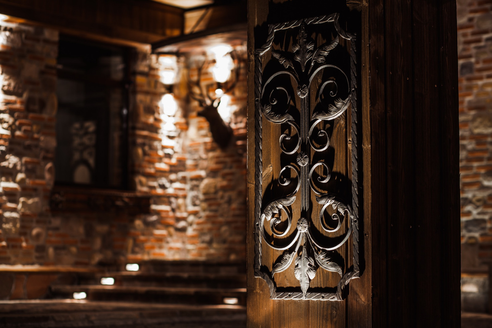 Подсветка элементов фасада