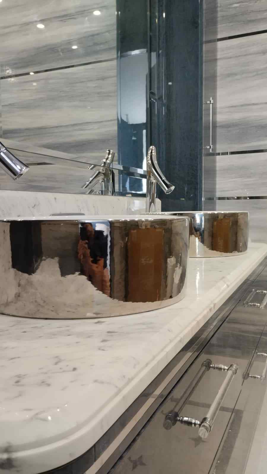 Обложка проекта: Столешница из натурального мрамора в санузле