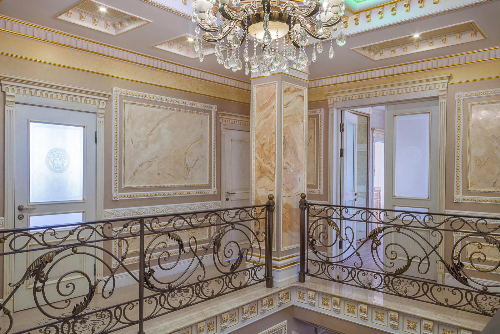 Царский интерьер просторного особняка