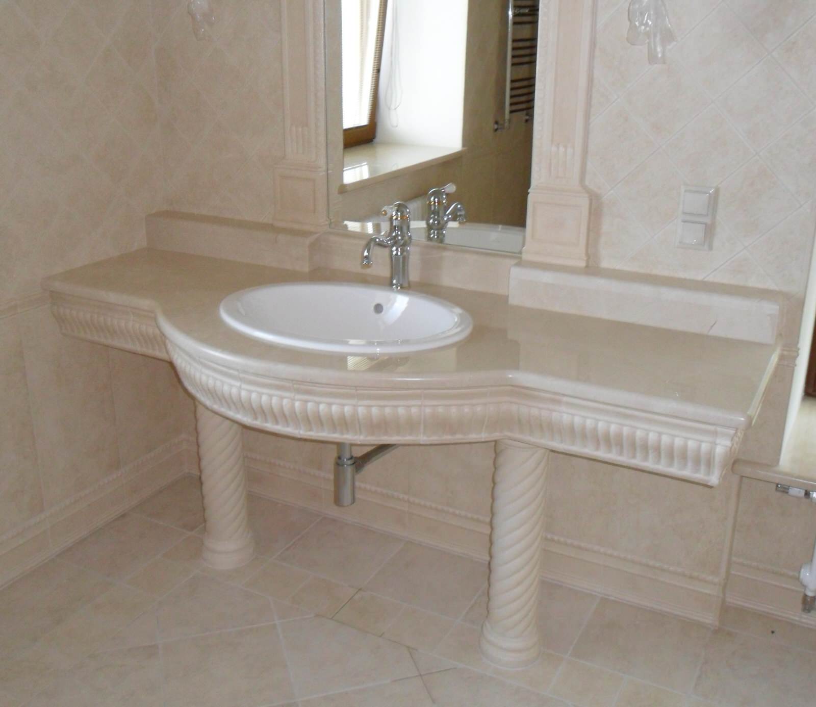 Лестница,подоконники, столешница из испанского мрамора Крема марфил.