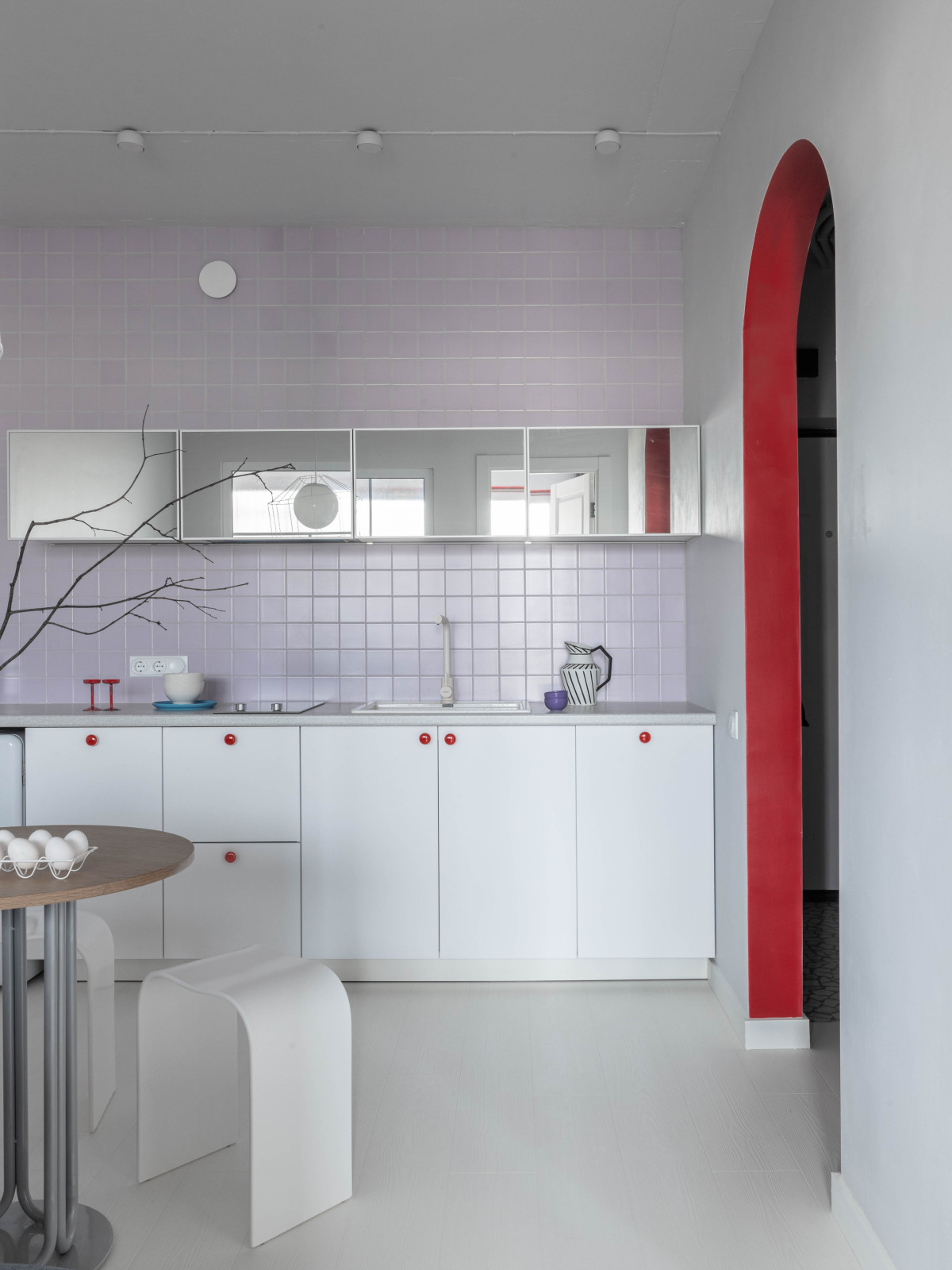 Кухня-гостиная. Вид на кухонный гарнитур.