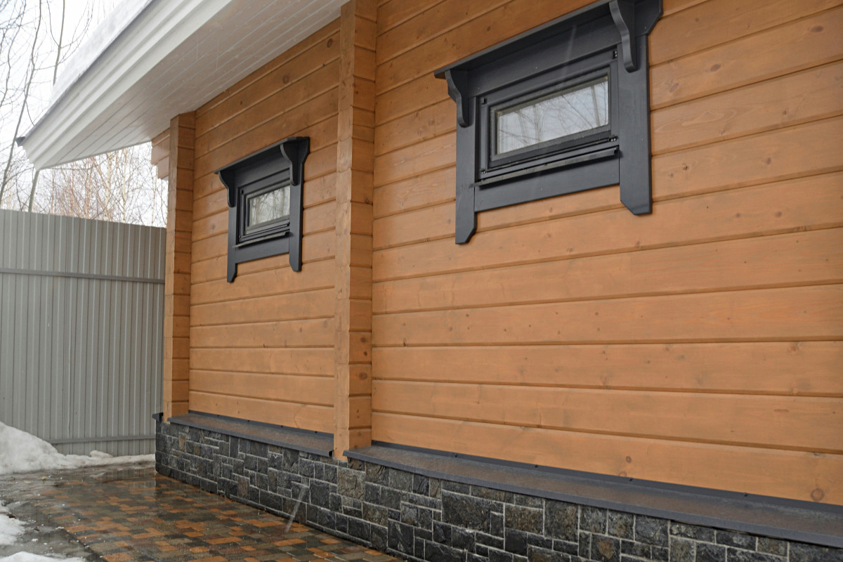 Дом из бруса с цоколем из камня