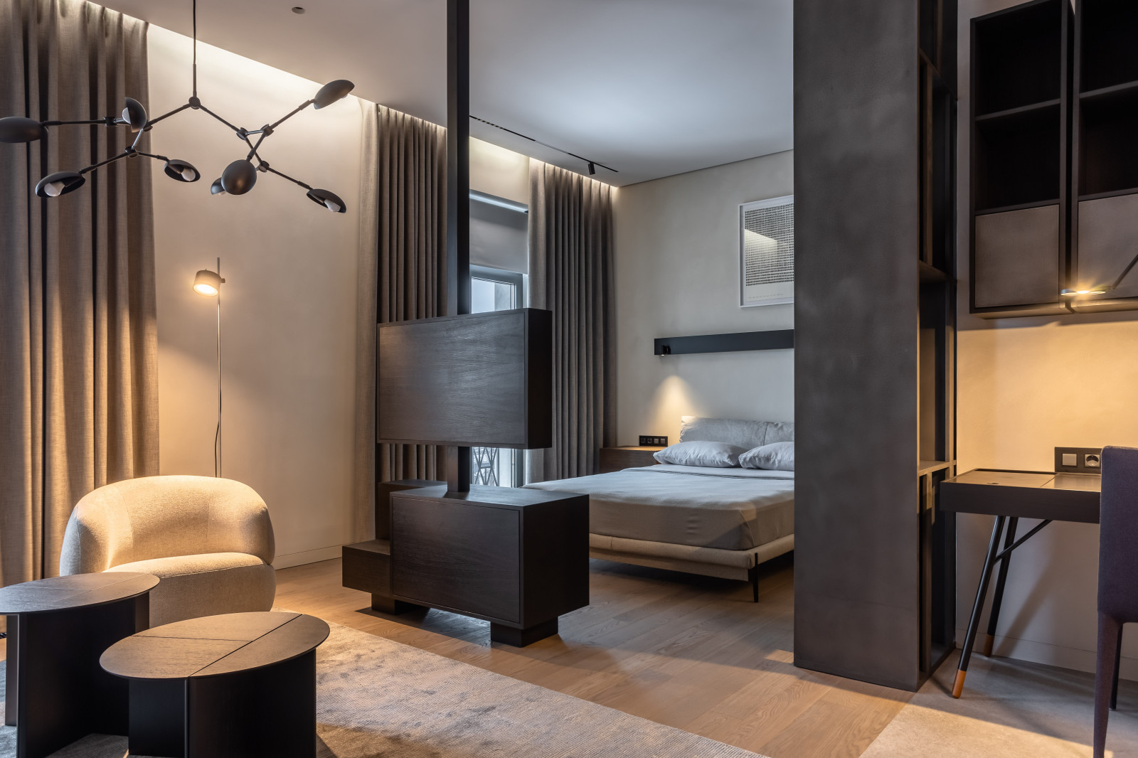 Черно-белая студия с парижским акцентом