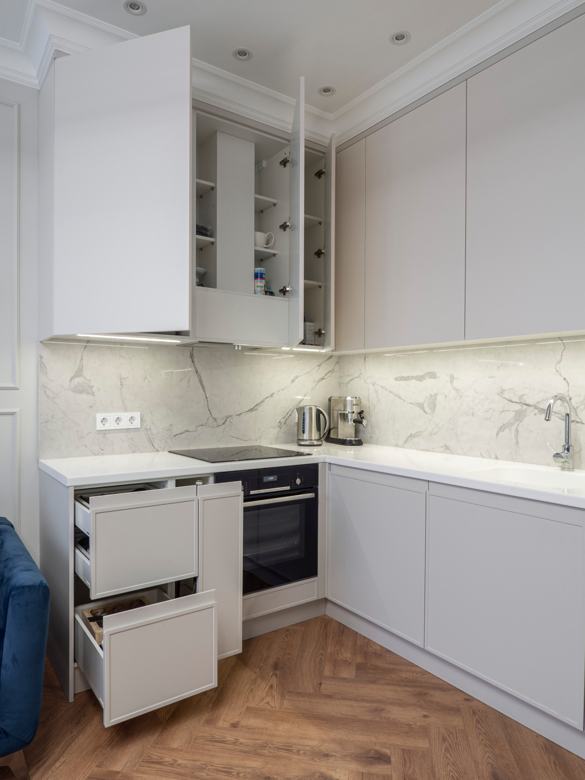 Белая кухня в стиле минимализм