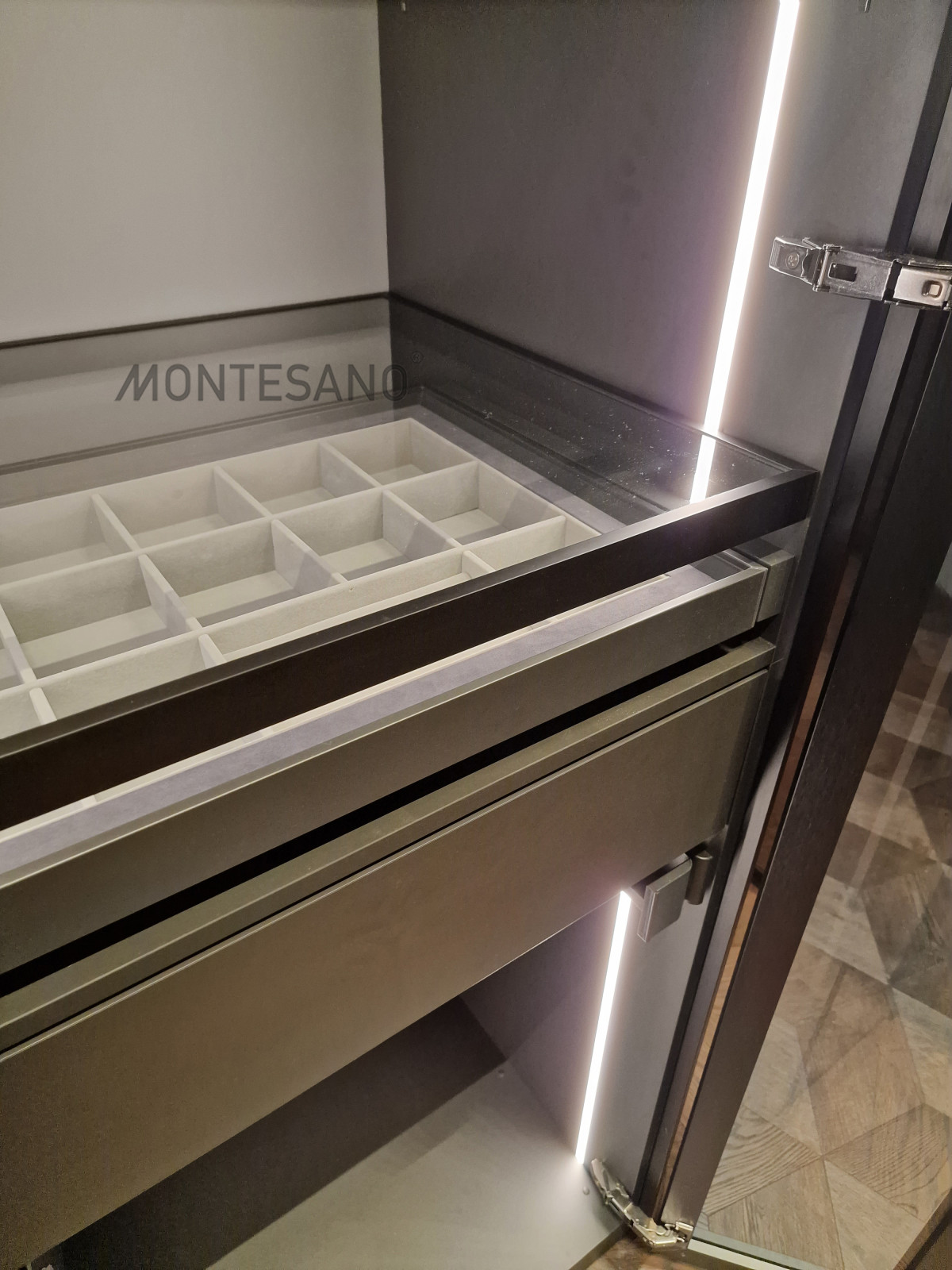 Стеклянный гардероб