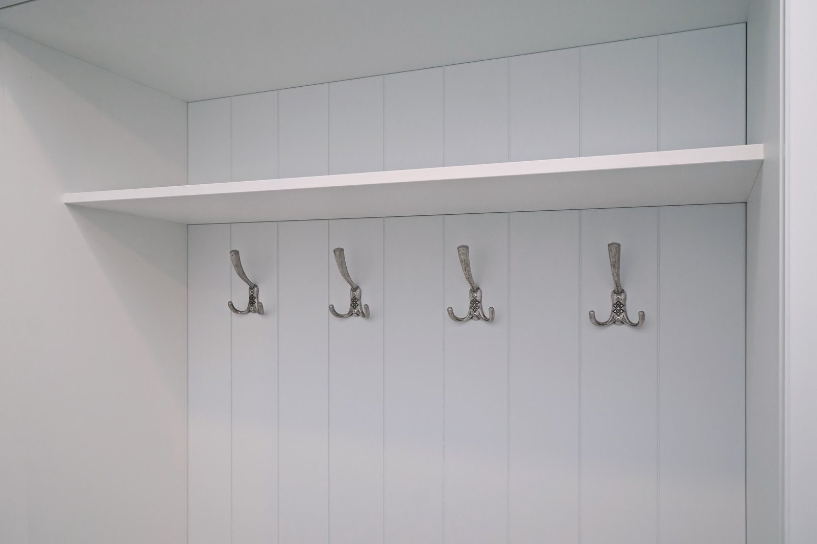 Прихожая, хозшкаф и ванная - всё в белом!