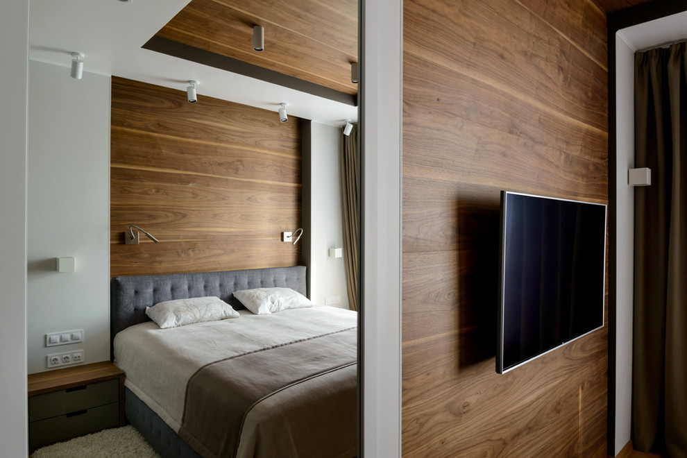 Панно из шпонированных орехом панелей