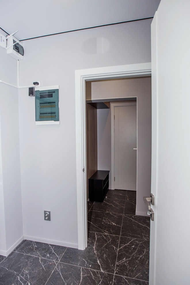 Тамбур в  квартире  в Сочи ул.Фабрициуса