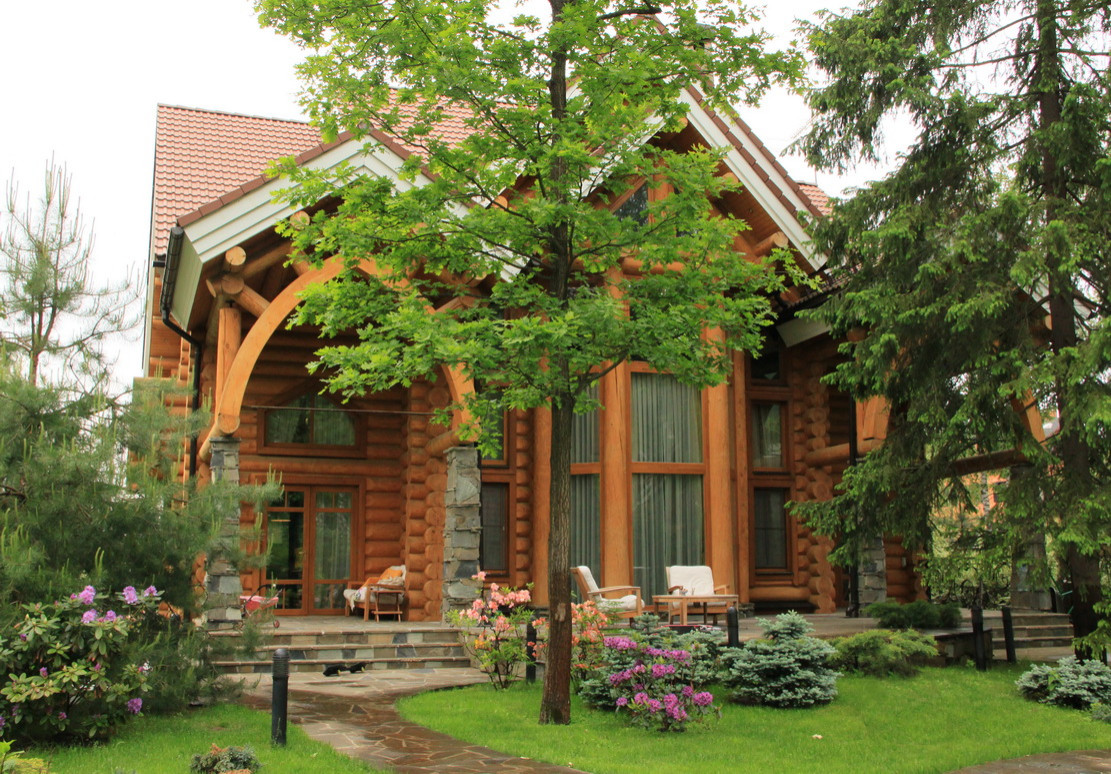 Загородный бревенчатый дом