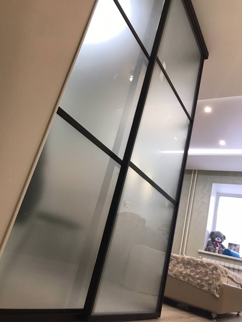 Стеклянные двери и перегородки