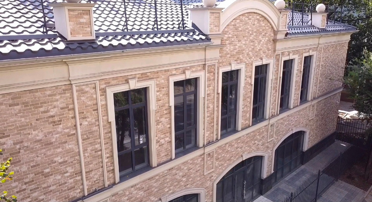 Фасадный декор для общественного здания