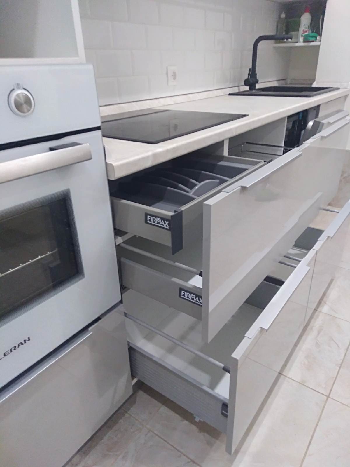 Современная кухня  с антресольной зоной серый глянец