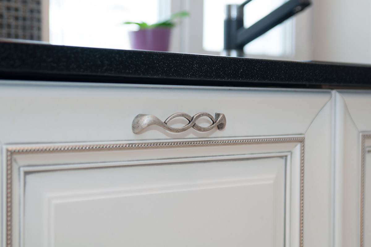 Классическая кухня в черно-белых тонах