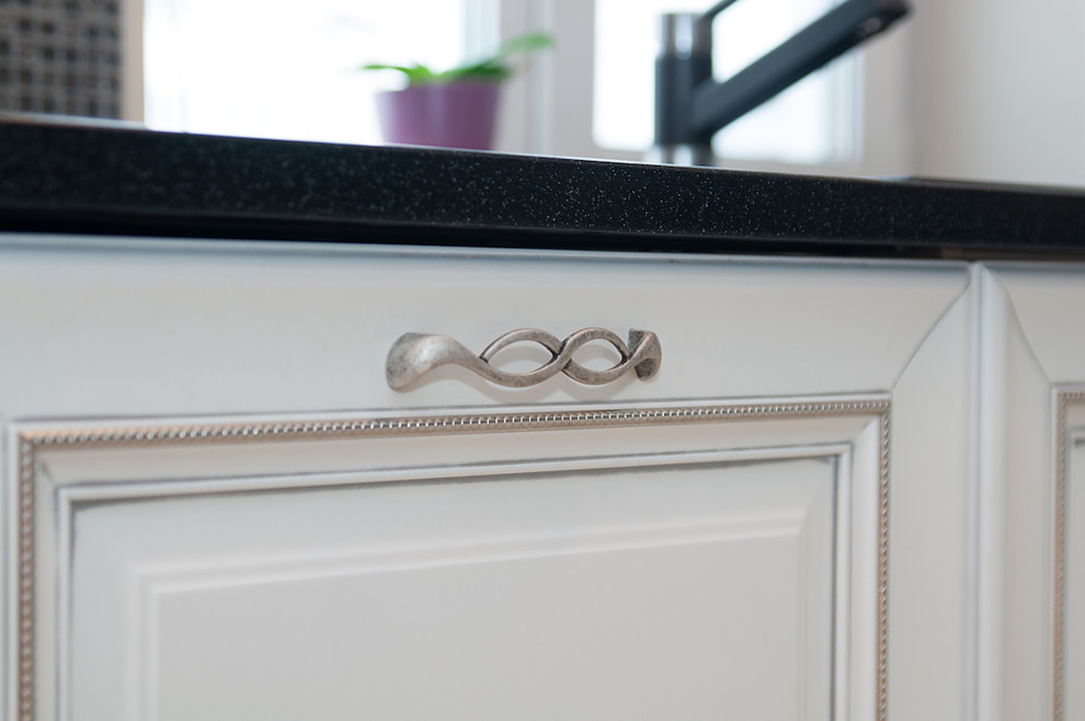 Классическая кухня в черно-белых тонах