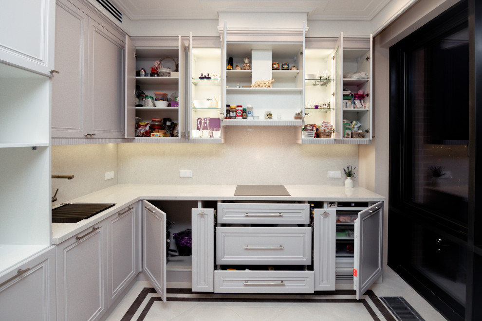 Нежно-серая кухня в неоклассическом стиле