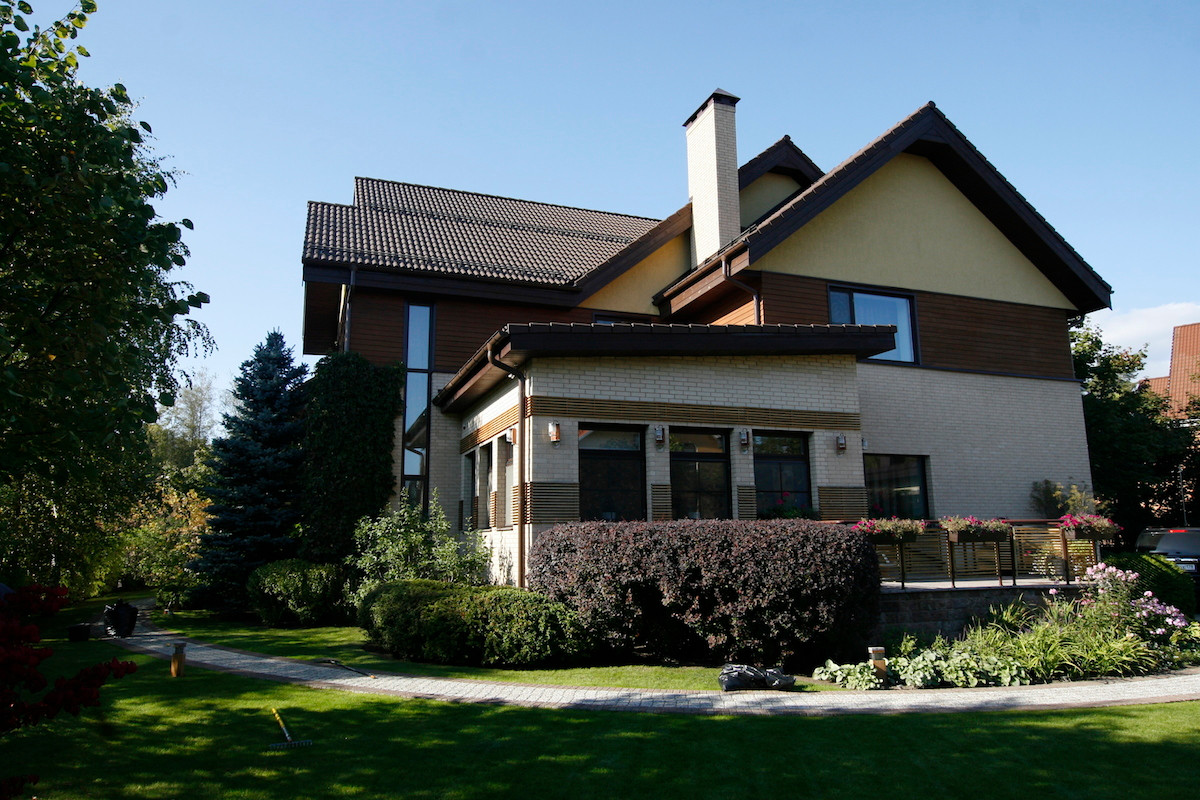 Обложка проекта: Коттедж в курортном районе