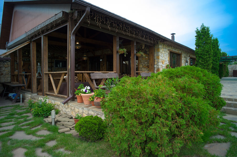 Дом с водопадом