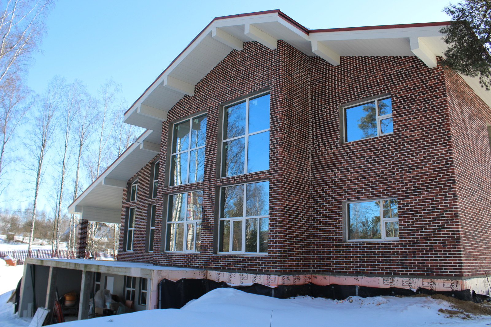 Большой загородный дом с видом на лес.