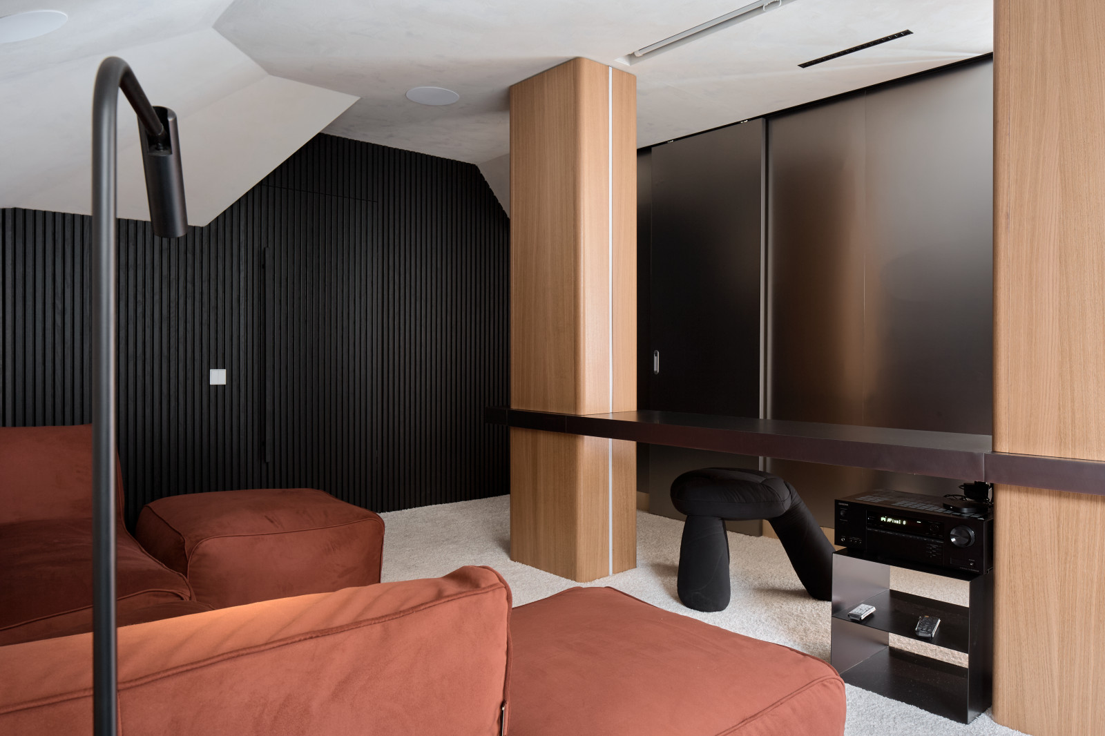 Спальня с прозрачной ванной