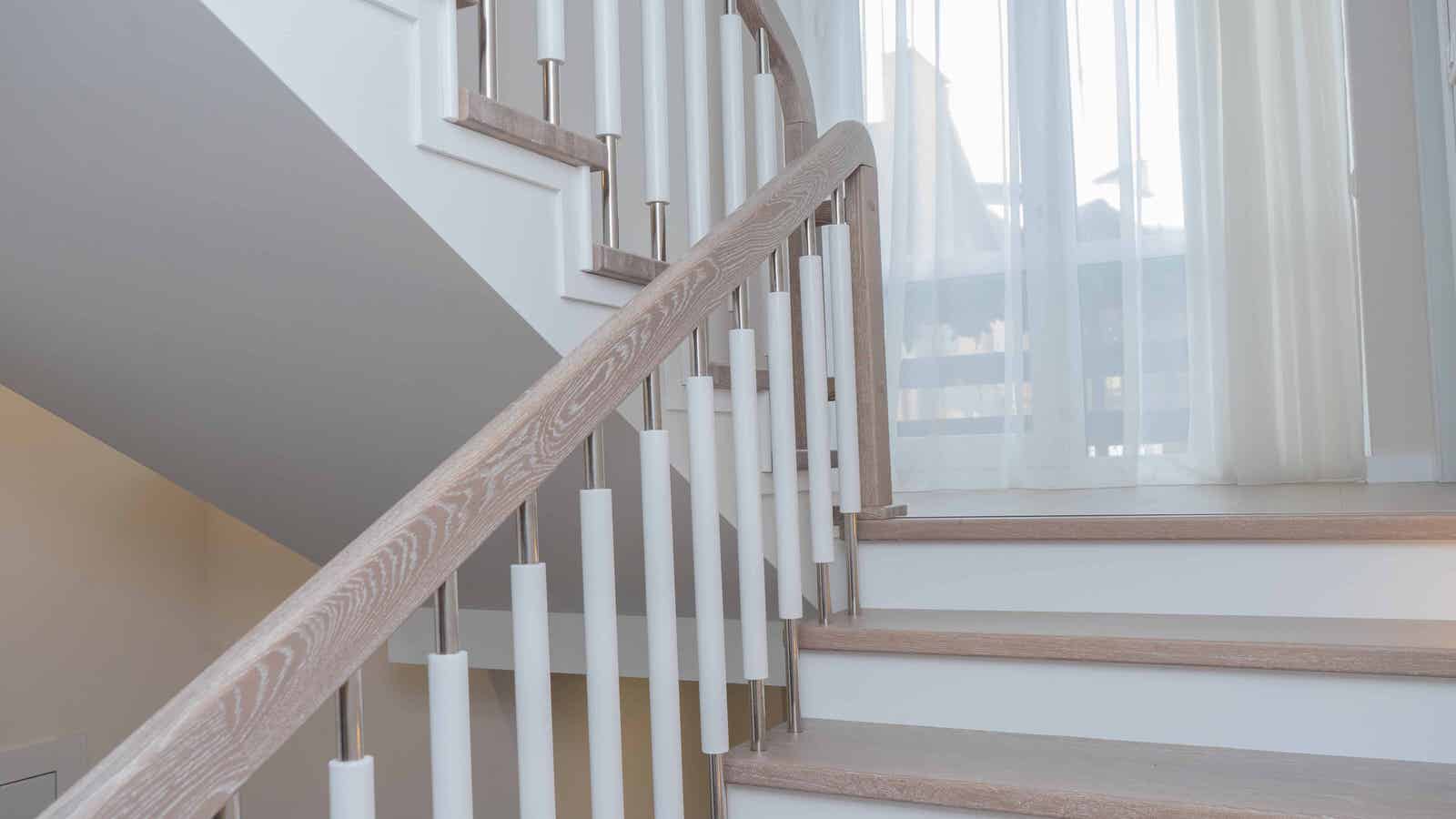 Проект 2 - Обшивка бетонной лестницы дубом и буком в Московской области