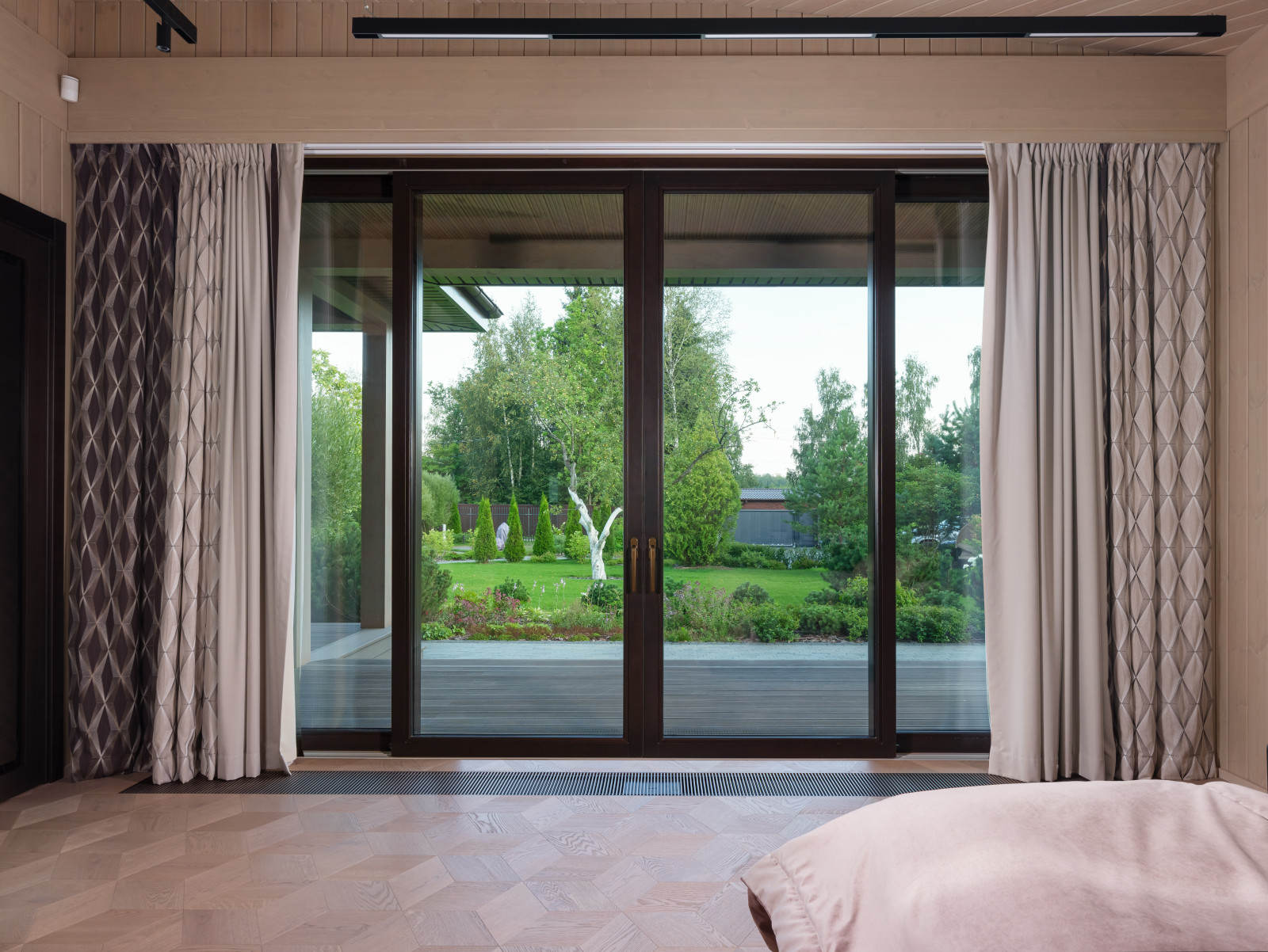 Остекление загородного дома в современном стиле