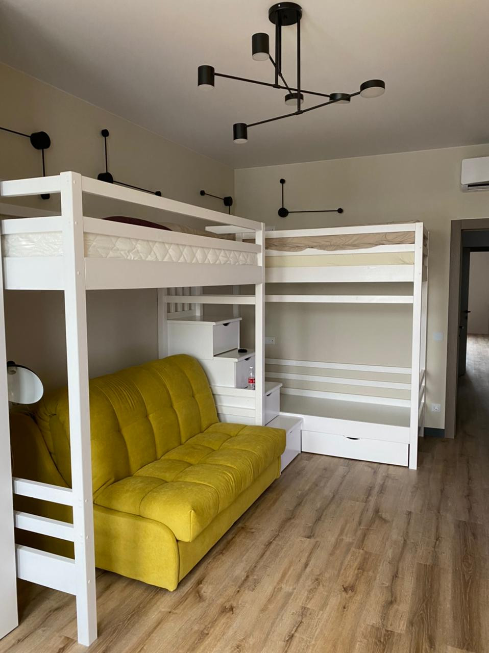 Квартира для семьи с тремя детьми "Стоун терапия"