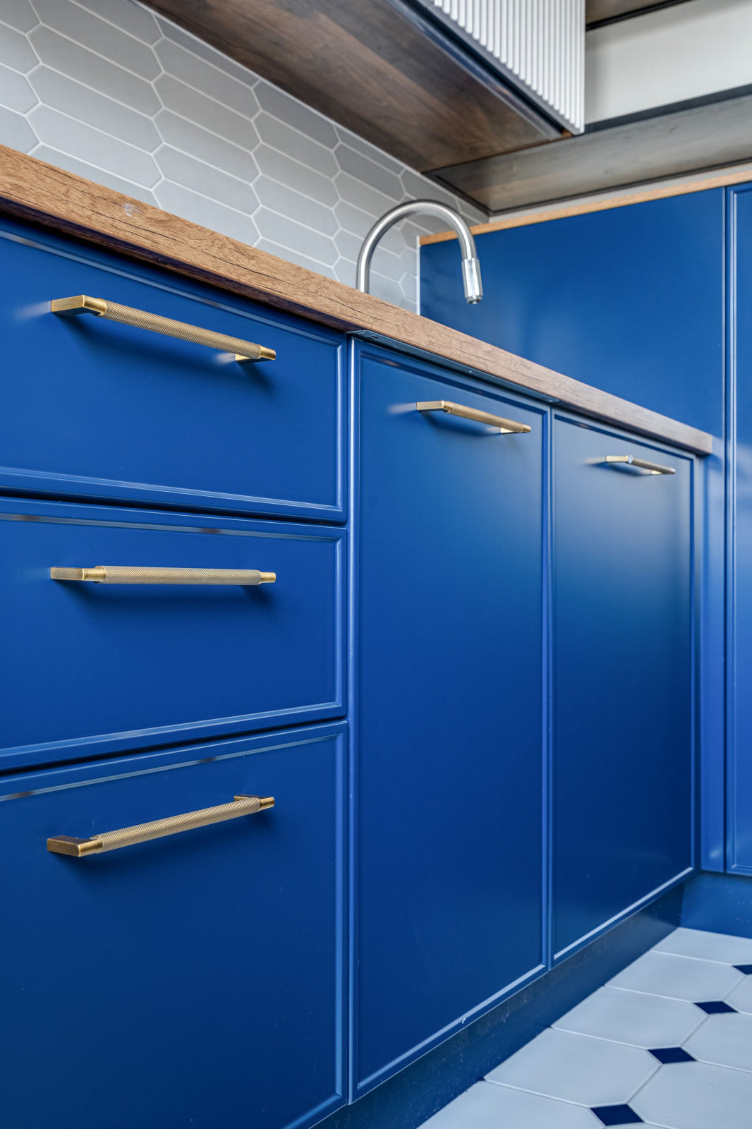 Современная синяя кухня