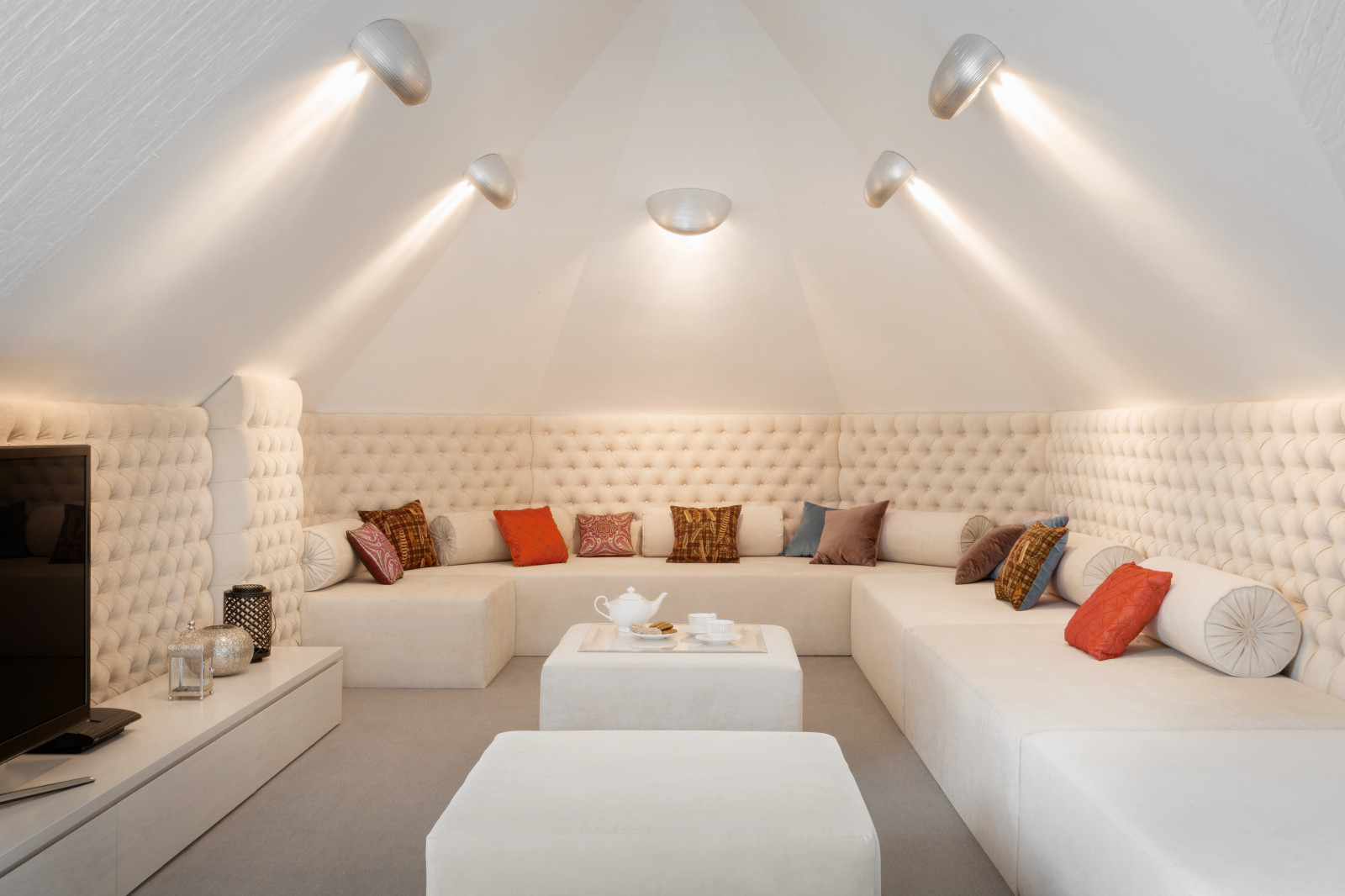 Дом с барельефами и витражами