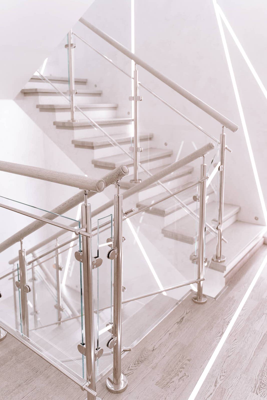 Проект 9 - Лестница в стиле Hi-Tech с подсветкой ступеней