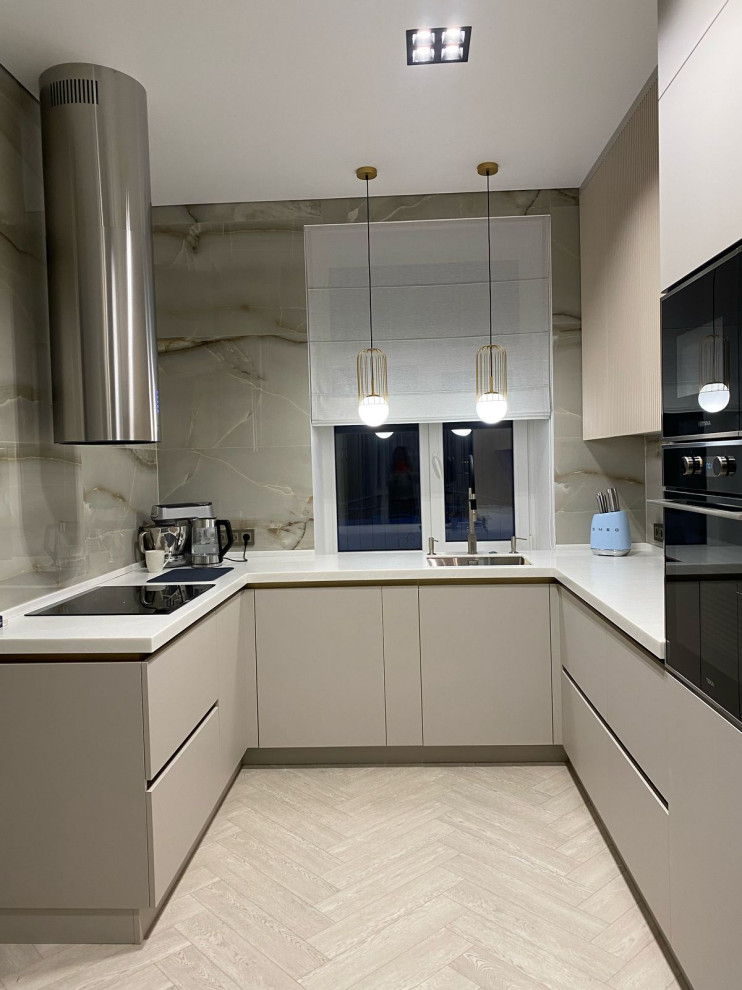 Дом  стоящий среди сосен