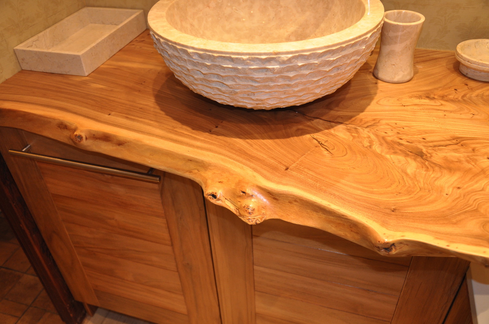 Столешница для ванной комнаты из слэба карагача