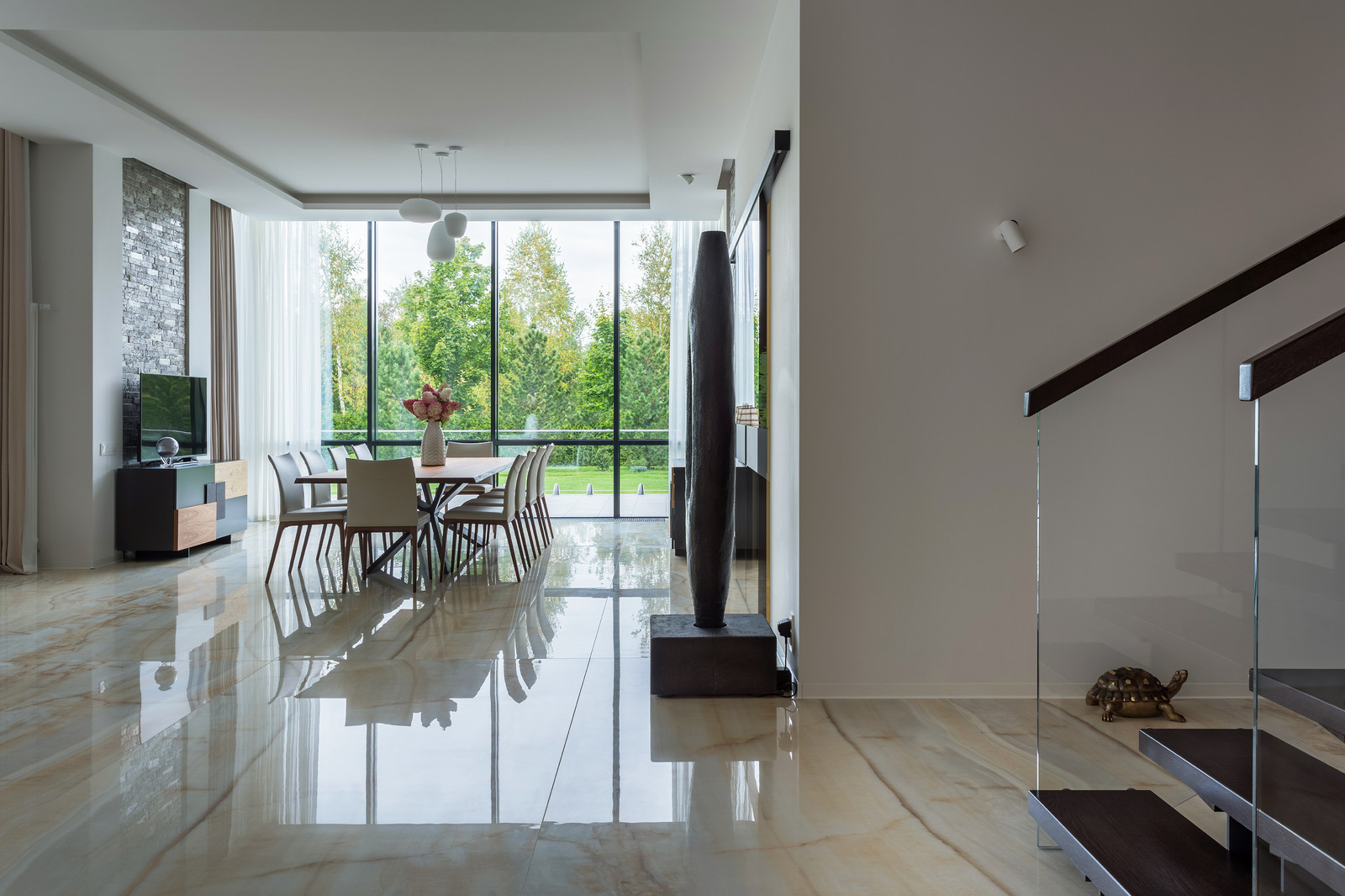 Столовая загородного дома в посёлке Монтевиль - интерьеры