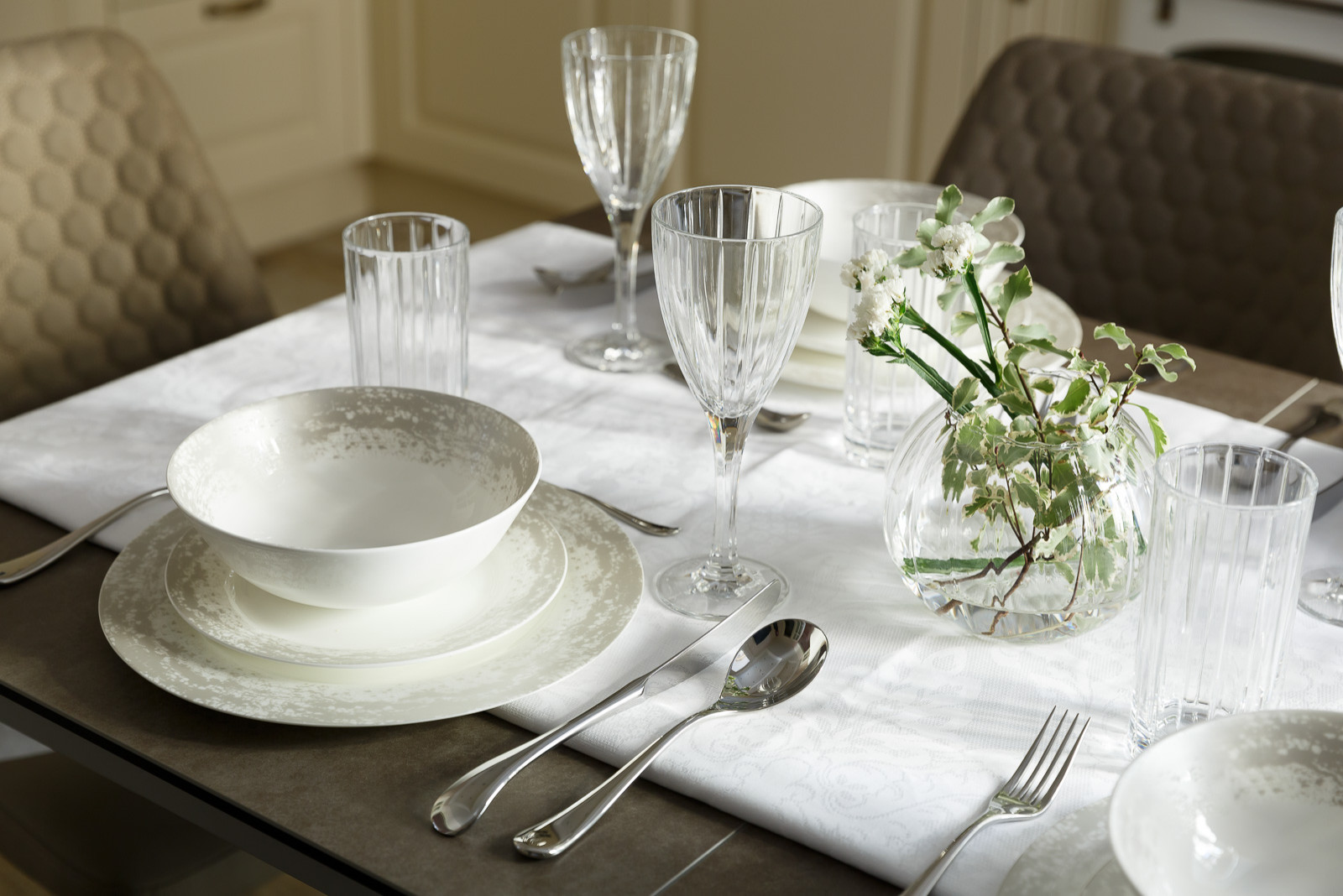 Сервировка стола в петербургской квартире